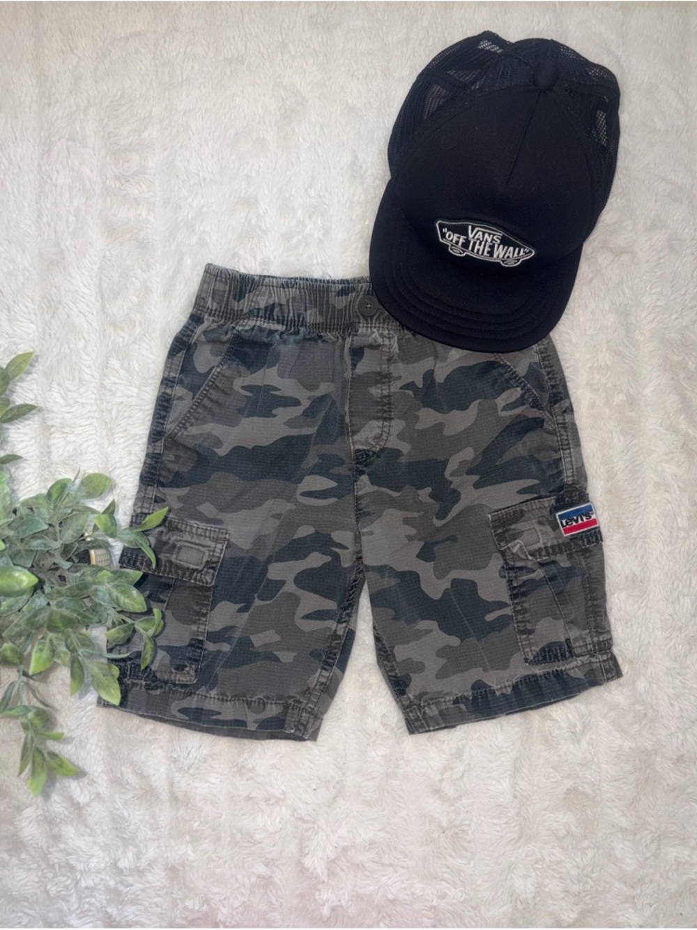 Levi’s Camo Cargo Shorts – Size 8
